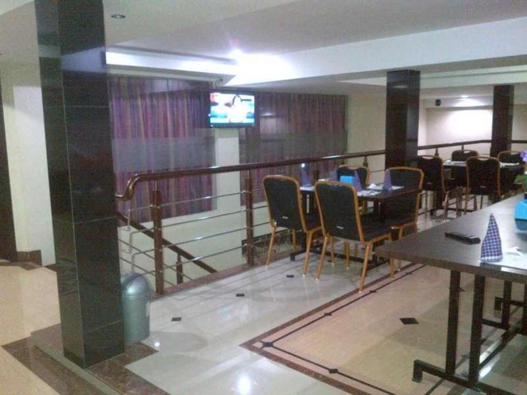 Erin Int Hotel Макасар Экстерьер фото